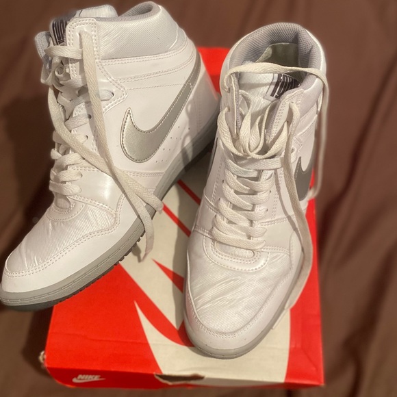 wmns nike force sky high